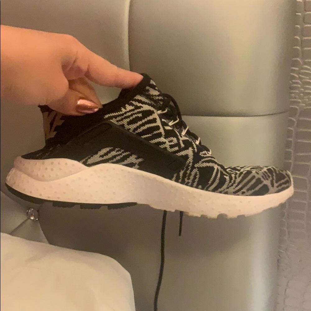 Nike huraches  women’s size 8